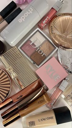 Makeup Essentials Aesthetic, It Girl Makeup Products, Makeup Vision Board, It Girl Wishlist, It Girl Makeup, Outfits Asian, Viral Aesthetic, Viral Makeup, Chanel Lipstick