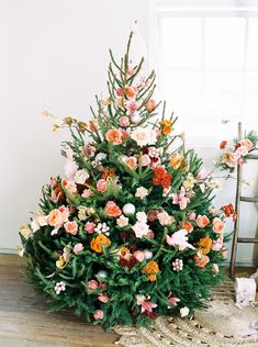 We found the most beautiful Christmas trees decorated with dried flowers! Our latest boho holiday decor obsession, right this way. Fake Christmas Tree Ideas, Eclectic Fall Decor, Trailer Aesthetic, Tiki Christmas, Plaza Christmas, Natal Natural, Floral Christmas Tree, Apartment Christmas, Bohemian Christmas