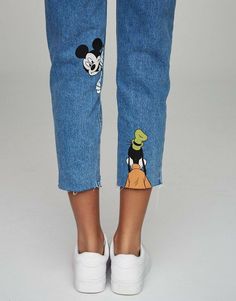 Minimal Stil, Kristina Webb, Mom Fit Jeans, Diy Denim Jacket, Cute Disney Outfits, Painted Denim Jacket, T Shirt Painting