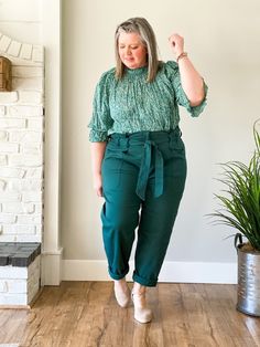 Figure Fashion, Look Office, St Patrick's Day Outfit, Full Figure Fashion, Fashion To Figure, Pretty Blouses, Summer Fashion Trends, Plus Size Pants