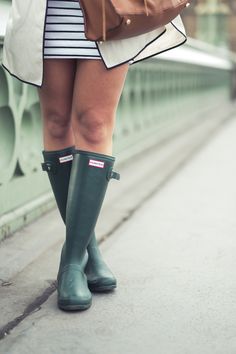 Gloomy Day Classics London Outfit Ideas, Striped Dress Outfit, Outfit Ideas For Spring, Rain Outfit, Raincoat Outfit, Hunter Wellies, Spring Showers, Boots Outfits