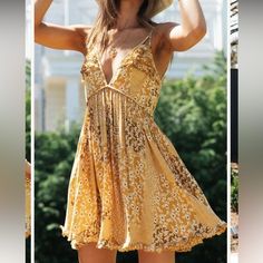 - Nwot, Never Been Worn - V Neck Bright Yellow Dress With White Flowers - Different Print Than Photo, But It’s The Same Dress - Purchased For $100 Backless Slip Dress, Yellow Sundress, Yellow Mini Dress, Boho Summer Dresses, Boho Mini Dress, Sarah Michelle Gellar, Mode Casual, Costume Intero