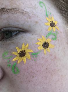 Cool Face Painting Ideas, Easy School Spirit Face Paint, Face Paint Sunflower, Face Painting Aesthetic Flowers, Small Face Painting Ideas Cheek Art, Autumn Face Paint, Spring Face Painting, Face Painting Ideas Simple, Duck Face Paint