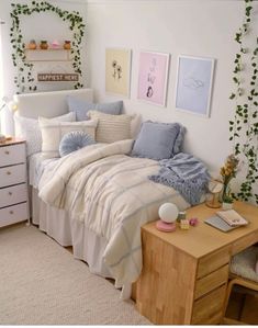 Blue themed dorm room idea🦋 Aesthetic Dorm Room Ideas, Dorm Vibes, Luxury Dorm Room, Dorm Room Layouts, Cozy Dorm, Pink Dorm Rooms, College Dorm Room Inspiration, Dream Dorm Room, Boho Dorm Room