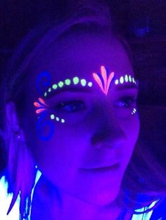 Makeup For Glow Party, Glow Party Body Art, Blacklight Face Paint Ideas, Glow In The Dark Make Up Ideas, Glow In The Dark Photography, Easy Neon Face Paint Ideas, Glow In Dark Party Ideas, Glow In The Dark Face Paint Ideas Easy