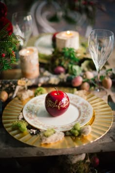 an apple is sitting on top of a plate