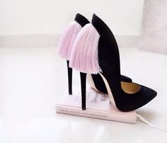 Art Heels Runway, High Heels Classy, Shoe Gallery, Classy Shoes, Prom Heels, Chic Shoes, Suede Tassel, Unique Shoes, Stiletto Pumps