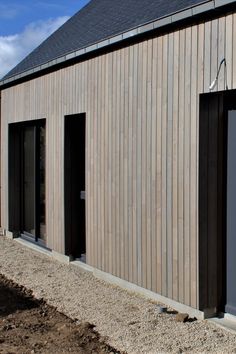 Maison au style breton, avec un toit en ardoise. Elle possède un bardage en châtaignier clair posé à la vertical. Il est fin et élégant, il donne un réel esthétisme à la maison qu'il habille House Exterior Cladding, Industrial House Exterior, Construction Unit, Rose House, Cladding Materials, Cottage Inspiration, Wood Cladding, Exterior Cladding