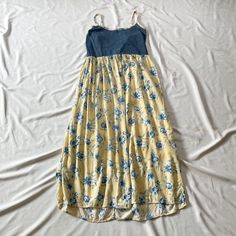 Vintage 1990s sleeveless dress in blue denim with yellow flower pattern. In good vintage condition. Note: I try to match colors as much as possible to pictures but there is a possibility it won't be an exact match. Unless the color is completely incorrect I am unable to offer refunds for this reason. Size: medium Brand is Great Gear Clothing Co. Measurements (taken on garment laid flat): Armpit to armpit: 16.5" Waist: 33" Armpit to hem: 41" Hips: 68" Fabric: 100% cotton Vintage Yellow Sundress For Spring, Yellow Vintage Sundress For Spring, Vintage Yellow Sundress For Summer, 90s Jean, Match Colors, 90s Jeans, 80s Dress, Yellow Flower, Clothing Co