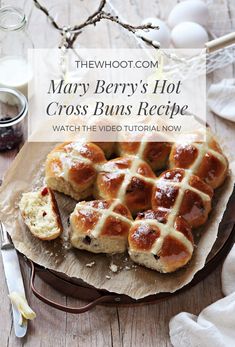 many hot cross buns are on a plate