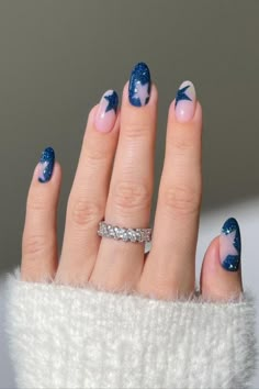 Amanti delle stelle, guardate che manicure ho selezionato per voi! Sicuramente non semplice da realizzare a casa, ma wow!!! Le stelle sono state disegnate in positivo e negativo, con un bellissimo smalto blu jeans glitterato. Stupende. Credits IG: @Heygreatnails Short Space Nails, Blue Negative Space Nails, Eras Nails, Star Nail Designs, Blue Glitter Nails, Space Nails, Star Nails, Beautiful Nail Designs, Space Stars