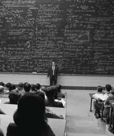 a man standing in front of a blackboard with writing on it that says, entenderam?