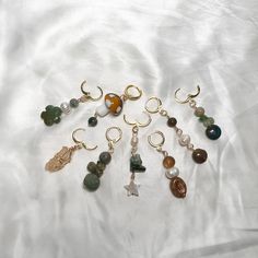 4 or 8 Mushroom Hippie Hair Charms: Set with the intention of unity and communication. Clips open and shut to make applying easy!  Crystals: Clear Quartz, Agate, Jasper, Tigers Eye, Citrine, Pearls, and Czech Beads. 🫧Every order comes with a goodie bag full of an assortment of hippie items!🫧 Mushroom Hippie Hair Charms are made using Sterling Silver Wire/Gold Plated Wire each piece is made with ethnically sourced crystals<3 Each are handmade and not alike. They have the same color scheme and m Goblincore Accessories, Hippie Hair Accessories, Crystal Hair Jewelry, Hippie Fits, Crystal Car Charms, Mushroom Hair, Hair Charms, Jewelry Hippie, Hippie Aesthetic