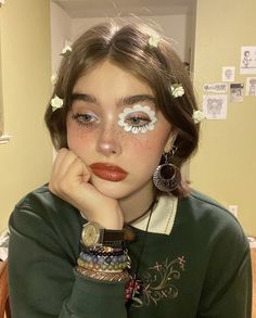 Festival Hair And Makeup, Whimsical Hairstyles, Russian Makeup, Hair And Makeup Ideas, Hippie Makeup, Looks Hippie, Makeup And Hairstyle, Vibrant Makeup