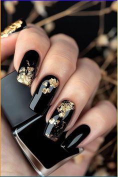 Black Nails With Gold Sparkles, Gold Black Nails Ideas, Champagne And Black Nails, Black Acrylic Nails With Gold, Black And Gold Foil Nails, Nail Black And Gold, Black Nails With Gold Flakes, Black Gold Nails Designs, Black And Gold Nails Design