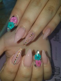 Short stilleto nails with  encapsulated flowers Short Stelleto Nails, Short Stilleto Nails Design, Short Encapsulated Nails, Encapsulated Flower Nails, Short Stiletto Nails Designs, Encapsulated Nails Flowers, Cold Nails, Short Stiletto Nail Art, Stilleto Nails Designs