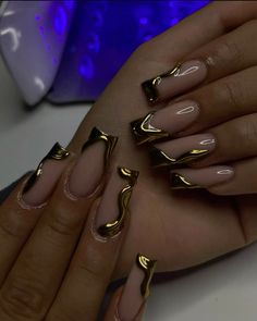 Brown And Gold Nails Acrylic, Mustard Nail Art, Nail Art Designs Gold, Black And Gold Acrylics, May Nail Art, Gold Black Nails, Gold Nail Set, Gold Wedding Nails, Nail Inspo Gold