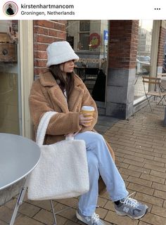 Teddy Hat Outfit, Teddy Bag Outfit, Teddy Bucket Hat Outfit, Sherpa Bucket Hat Outfit, Beige Bucket Hat Outfit, Buket Hats Outfits, Bucket Hat Outfit Winter, Teddy Jacket Outfit, Hat Outfit Winter