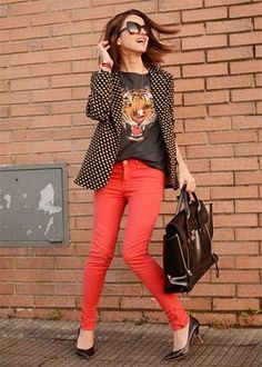 Red Pants Outfit for womens Tom Und Jerry, Looks Jeans, Blazer Outfits, Dakota Johnson, Blazer Fashion