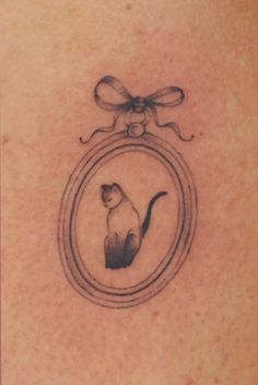 delicate tattoo of a siamese cat inside a frame with a bow on top <3 Siamese Tattoo Cat, Cat Collar Tattoo, Two Cats Tattoo Ideas, Frame Tattoos For Women, Cat Tattoo Dainty, Cat Tattoo On Finger, Angel Kitten Tattoo, Framed Cat Tattoo, Cat Aesthetic Tattoo