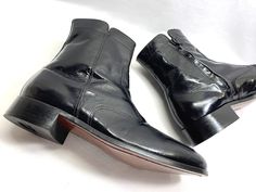 VERY HANDSOME COSPLAY OR EVERYDAY BOOTS. BLACK LEATHER FLORSHEIM DISCO DRESS BOOTS. NEAR NEW CONDITION IMPECCABLY CLEAN.  READS A MENS SIZE 10 3E INSIDE THE BOOTS. LOOKS LIKE IT READS 13 3E BUT IT IS A 10 3E. I MADE SURE BY MEASURING THEM AGAINST SOME OTHER SIZE 10 FLORSHEIM BOOTS I HAVE AND THEY ARE THE SAME LENGTH AS A 10.  I BELIEVE THESE ARE FROM THE 90's. 70's STYLE JOHN TRAVOLTA SATURDAY NIGHT FEVER THE BEATLES RETRO DISCO LEATHER BOOTS.  VERY GENTLY WORN IMPECCABLY CLEAN CONDITION. LOOKS Vintage Black Heeled Boots For Formal Occasions, Retro Black Ankle Boots, Retro Formal Winter Boots, Fitted Black Chelsea Ankle Boots, Fitted Vintage Black Boots, Fitted Vintage Boots For Business, Vintage Black Heeled Boots With Snip Toe, Black Vintage Heeled Boots With Snip Toe, Retro Black Leather Boots