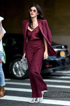 Fashionweek, New York, New york city, lila, hosenanzug, street style, streetstyle Street Style New York, Monochromatic Fashion, Burgundy Outfit, Burgundy Blazer, Shoplook Outfits, Monochromatic Outfit, Chic Gowns, Monochrome Outfit, Looks Street Style