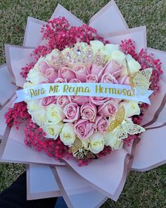 a bouquet of pink and white roses with a tiara on top that says,'doa mit runa kremosei '