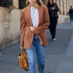 Loewe Street Style, Crystal Outfits, Alexandra Carl, Business Professional Outfits, Elegante Y Chic, Beige Outfit, Paris Fashion Week Street Style, Trendy Swimwear, Event Outfit