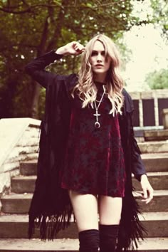 Vintage Boho inspiration looks that I've saved on my laptop threw out the years. <3 Love this outfit. Mode Mantel, Boho Goth, Fest Outfits, Boho Inspiration, Style Gothic, Dark Style