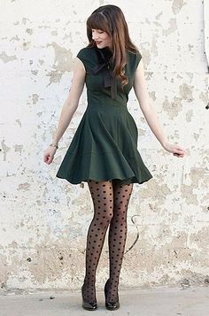 look de inverno, com vestido verde e meia calça estampada Outfits Tights, Holiday Bar, Dress Bar, Polka Dot Tights, Mode Hippie, Spencer Hastings, Dress With Stockings, Outfits Dresses, Retro Pin Up