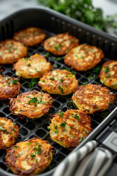 Golden-brown zucchini fritters with chopped parsley on a griddle. Keto Air Fryer Zucchini, Air Fryer Zucchini Fritters, Fritters Recipes, Crispy Zucchini, Air Fryer Zucchini, Zucchini Fritters Recipe, Keto Air Fryer, Healthy Air Fryer, Fritters Recipe