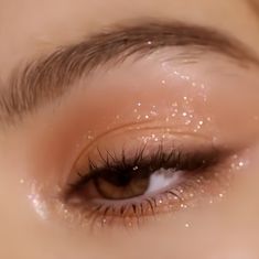 Prom Makeup Freckles, Soft Pink Make Up Looks, Soft Champagne Makeup, Makeup For A School Dance, Sweet 17 Makeup Look, Simple Shimmery Eye Makeup, Natural Makeup For Prom For Brown Eyes, Subtle Glitter Eyeshadow, Glitter Makeup Natural