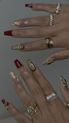 Nail Inspiration With Charms, Red Nails Gold Jewelry, Lana Del Ray Nails Aesthetic, Deep Red And Gold Nails, Night Nails Design, Nail Ideas Red And Gold, Gold And Red Nails Ideas, Old Money Red Nails