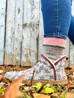 Making muffin tops cute one sock at a time! Designed to peek out of the top of your low boots, this cuff down sock design uses 2 colors with 2 different cuffs, one ribbed, one “muffin top” roll. The cuffs are knit separately then joined….a video is included with a link in the pattern and the heel uses the hourglass heel technique which is knit flat then short rows to shape the heel. Not a kitchener fan?! No probs! Also included is a video on how to close the toe using the 3 needle bind off. Tiny ridge on the inside, but not noticeable when wearing for me! Give it a try! It’s the perfect design to show off hand dyed yarn! The Lemonade Shop has kits in this colorway, along with 2 other amazing combos, ready to ship! MATERIALS• 2 sets of US size 1 (2.25mm) knitting needles, double pointed or 3 Needle Bind Off, Kitchener Stitch, Socks Knitting Pattern, First Rib, Socks Knitting, Sock Knitting Patterns, Bind Off, Low Boots, Colorful Socks