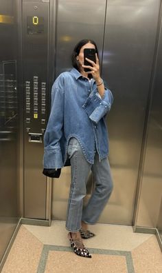 Now Trending Outfits 2024, Long Lunch Outfit, Denim Over Denim Outfit, Jean Jacket Street Style, Diy Vetement, Minimalistic Style, Looks Street Style, Mode Inspo, Street Chic