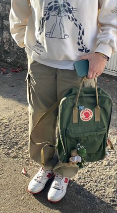 Whats In My Bag Kanken, Fjallraven Outfit, Fjallraven Kanken Backpack Outfit, Kanken Bag Aesthetic, Fjallraven Kanken Outfit, Kanken Backpack Outfit, Aesthetic Kanken