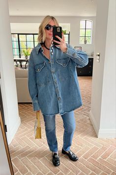 Denim Shirt Outfit Winter, Spring Denim Outfits, Chic Denim Outfits, Double Denim Outfit, Denim Shirt Outfit, Denim Shirt Jacket, Prada Loafers