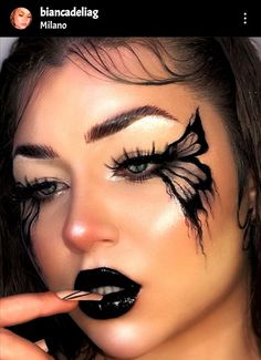 Cool Halloween Eyeliner, Halloween Makeup Looks 2023, Holloween Makeup Glam, Black Butterfly Makeup, Gothic Fairy Makeup, Make Up Looks Halloween, Halloween Face Makeup For Women, Halloween Makeup 2023