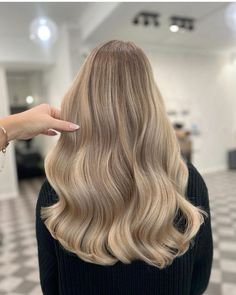 Beige Toned Blonde Hair, Lived In Cool Blonde Balayage, Soft Sandy Blonde Hair, Neutral Toned Blonde Hair, Buttery Beige Blonde Hair, Almond Blonde, Vanilla Balayage, Natural Blonde With Highlights, Darker Blonde