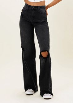 These full-length jeans combine the high fitted waist you love with slouchy wide legs. Black Strech denim High rised Distress details Wide Legs Jeans Made in China 99% Cotton 1% Spandex Care Instructions: Machine wash