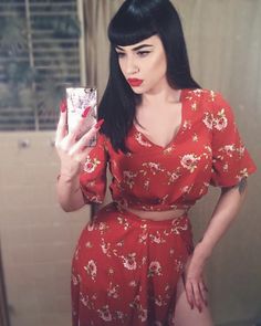 Bettie Bangs Short Hair, Pin Up Bangs, Betty Bangs, Alternative Beauty, Rockabilly Goth, Strega Fashion, Modern Pinup, Rockabilly Outfits