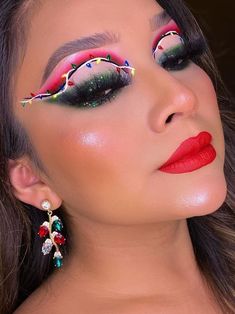 floating Christmas light eyeliner Makeup Ideas Christmas, Holiday Makeup Christmas, Reindeer Makeup, Makeup Looks Winter, Christmas Makeup Simple, Christmas Party Makeup, Light Eye Makeup