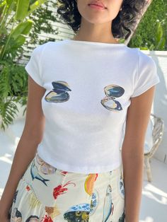 Look shell-fishly stunning in this classic Alex Tee! 🐚🤩 Details Classic white cropped baby t-shirt in a lightweight cotton jersey100% Deadstock cottonMachine wash cold, gentle, lay flat to dry only. Do not bleach. Made in Los AngelesPaola is 5'7" and wears a size SLibby is 5'5" and wears a size XL Size Bust Total Length Sleeve Length XS 30-35" 17.5" 5.25" S 32-37" 18" 5.5" M 34-39" 18.5" 5.75" L 36-41" 19" 6" XL 39-44" 19.5" 6.25" 2XL 42-47" 20" 6.5" 3XL 45-50" 20.5" 6.75" White Fruit, Tøp Aesthetic, Cake White, Quoi Porter, Lisa Says Gah, T Shirt Prints, Y2k Shorts, White Fish, Y2k Baby Tee