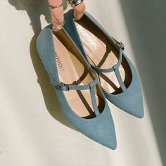 An excellent pair of flat shoes that are comfortable to wear, and the T-strap and pointed toe give you beautiful, feminine feet all at once. It can be used in a wide range of situations, from work to private. Smoky Blue, Beige Pumps, Wooden Pattern, T Strap Flats, Foot Pain, Suede Material, Artificial Leather, T Strap, Lining Fabric