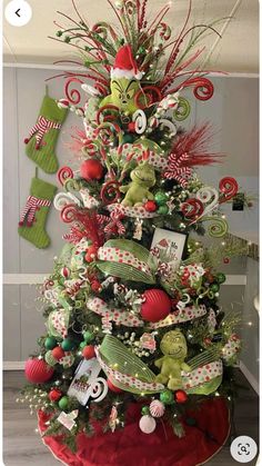 Grinchmas Tree, Grinch Tree, Deco Halloween, White Christmas Tree Ideas, Grinch Trees, Grinch Christmas Party, Grinch Christmas Tree, Grinch Christmas Decorations, Christmas Tree Decorating Themes