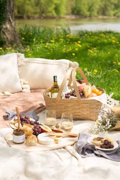 Picnic season is here! Gear up for summer with all the picnic essentials you'll need from Longaberger #picnicaesthetic Picnic Date Ideas, Handwoven Baskets, Grab Food, Wine Photography, Smiling Faces