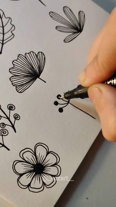 aquarelle and oleo paintings How To Make Doodle Art, Simple Doodles Flowers, Cute Doodles For Journal, Journal Flowers Doodles, Simple Journal Design, Beautiful Flowers Drawing Design, Dessin Doodle Art, How To Draw Simple Flowers, Simple Flowers To Draw