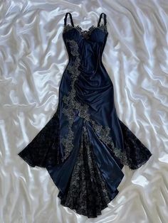 1800s Gothic Fashion, Siren Outfit Ideas, Romantic Goth Dress, Performing Outfits, Alternative Dresses, Dress Types, Inai Pengantin, Prom Dress Inspo, Whimsical Dress