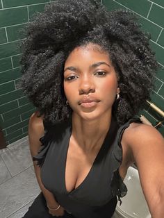 Natural Hair Woman, Hair Tea, Curly Fro, Y2k Hairstyles, Beautiful Curls