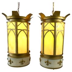 two lamps that are sitting next to each other